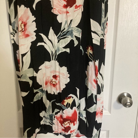 DYNAMITE | Long, high waisted skirt with slit | Size Medium - Picture 3 of 6